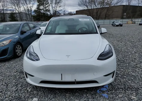2024 Tesla Model Y Long Range Dual Motor All-Wheel Drive z USA, uszkodzony, nr VIN 7SAYGDEE6RA269435